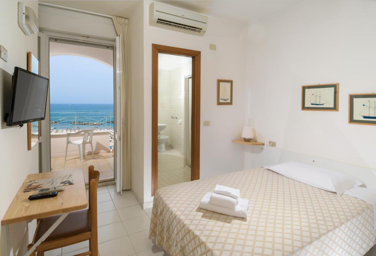 Hotel Continental Cattolica Extérieur photo