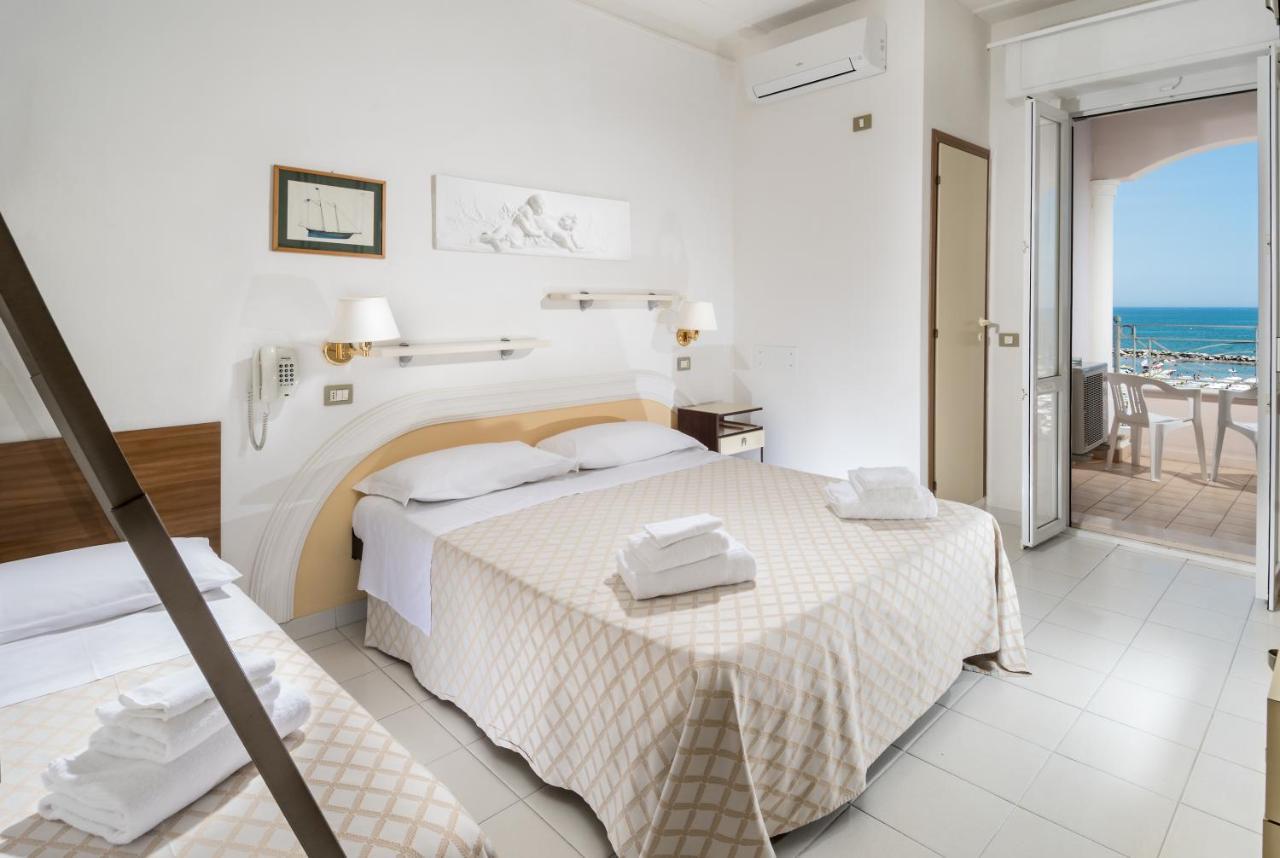 Hotel Continental Cattolica Extérieur photo
