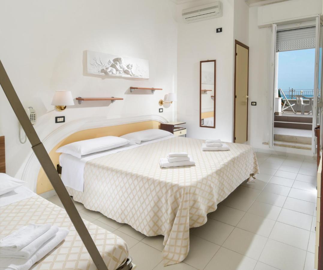 Hotel Continental Cattolica Extérieur photo